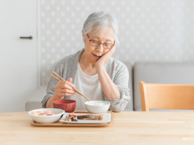 日本老人意外致死第一名「噎到」！怕嗆咳不敢吃，她體重狂掉…「泥、糊、碎」怎麼選，臺大給答案